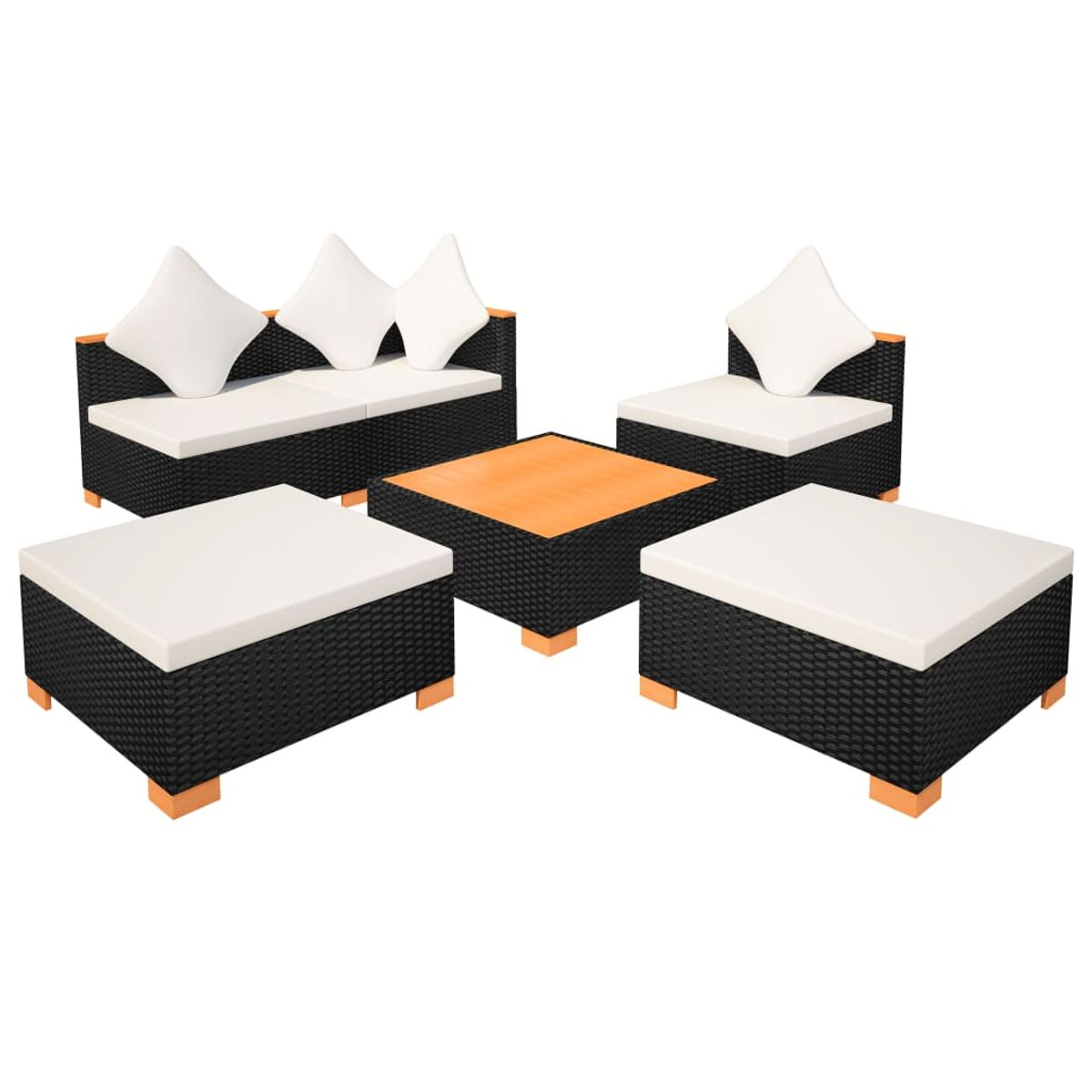 Schwarzes Rattan-Outdoormöbel-Set mit weißen Kissen und einem Holztisch.
