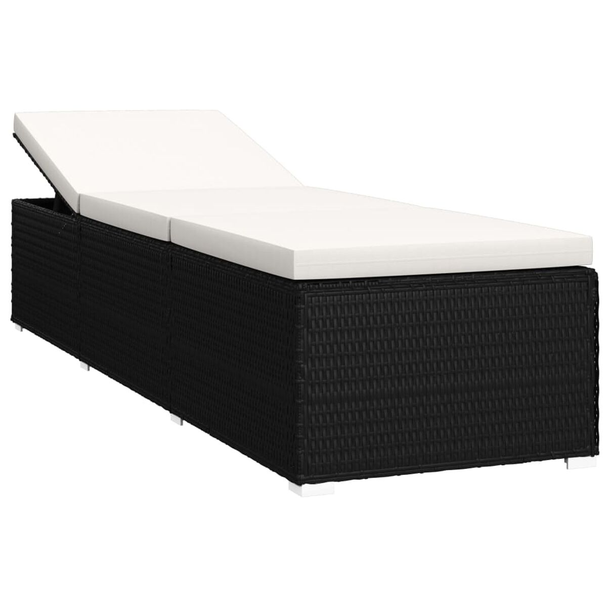 Schwarze Outdoor-Chaiselongue aus Korbgeflecht mit weißem Kissen, angewinkelt.