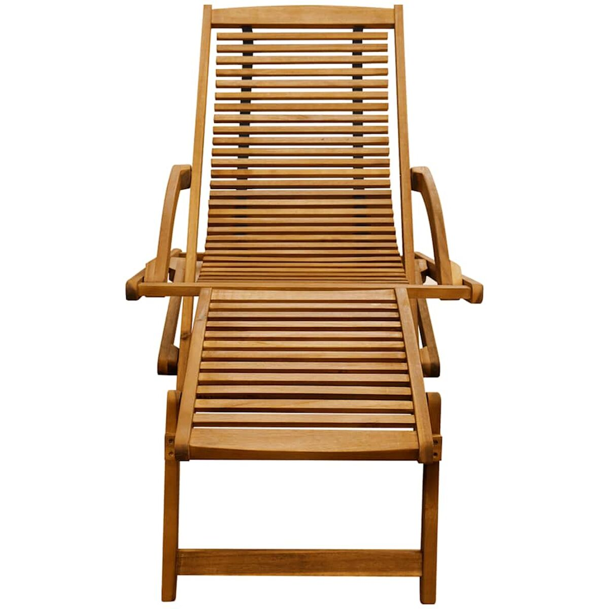 Liegestuhl aus Holz. Er besteht aus Holzlatten, mit Armlehnen und einer Fußstütze.