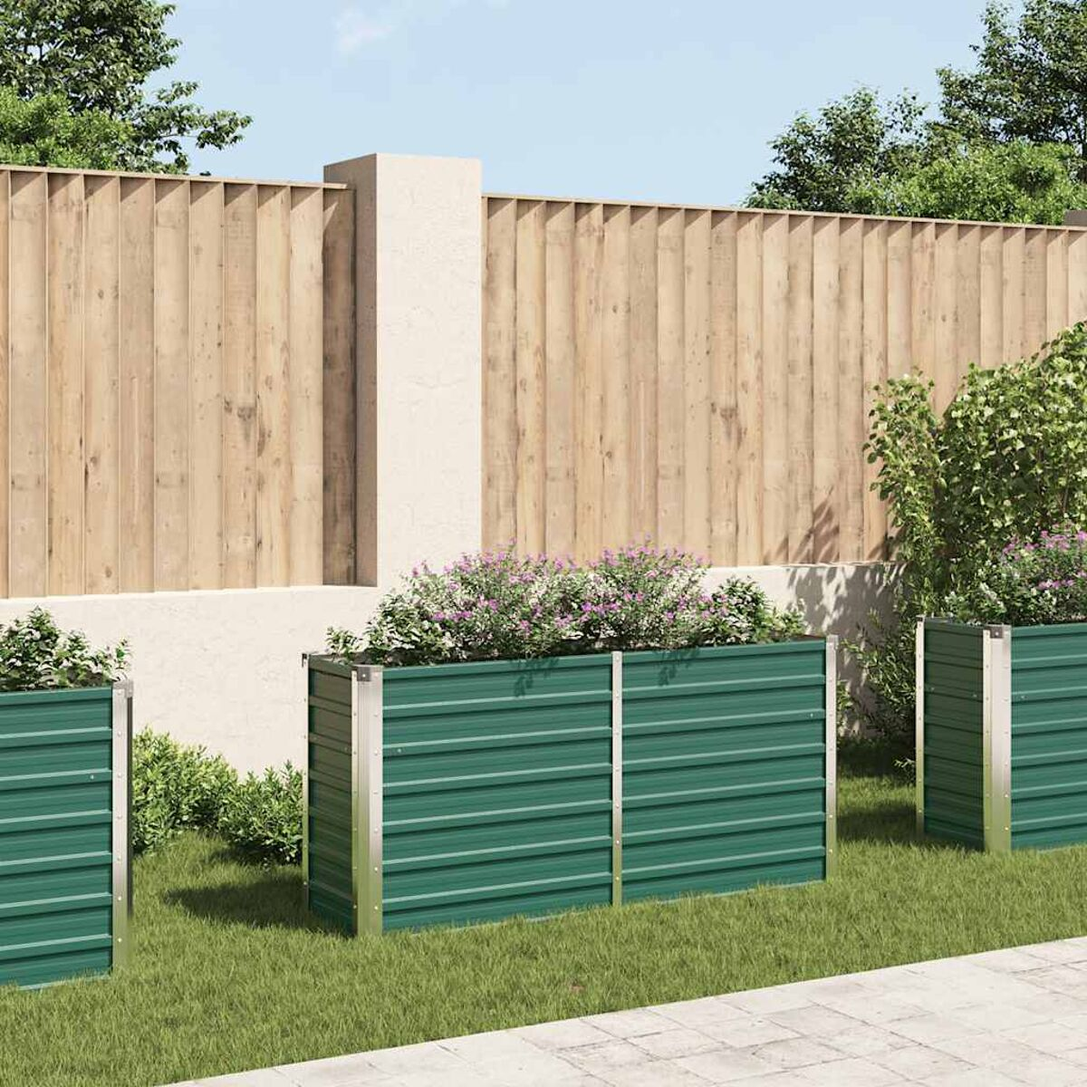 Grüne Metall-Gartenpflanzkästen mit silbernem Besatz und einem Holzzaun im Hintergrund.