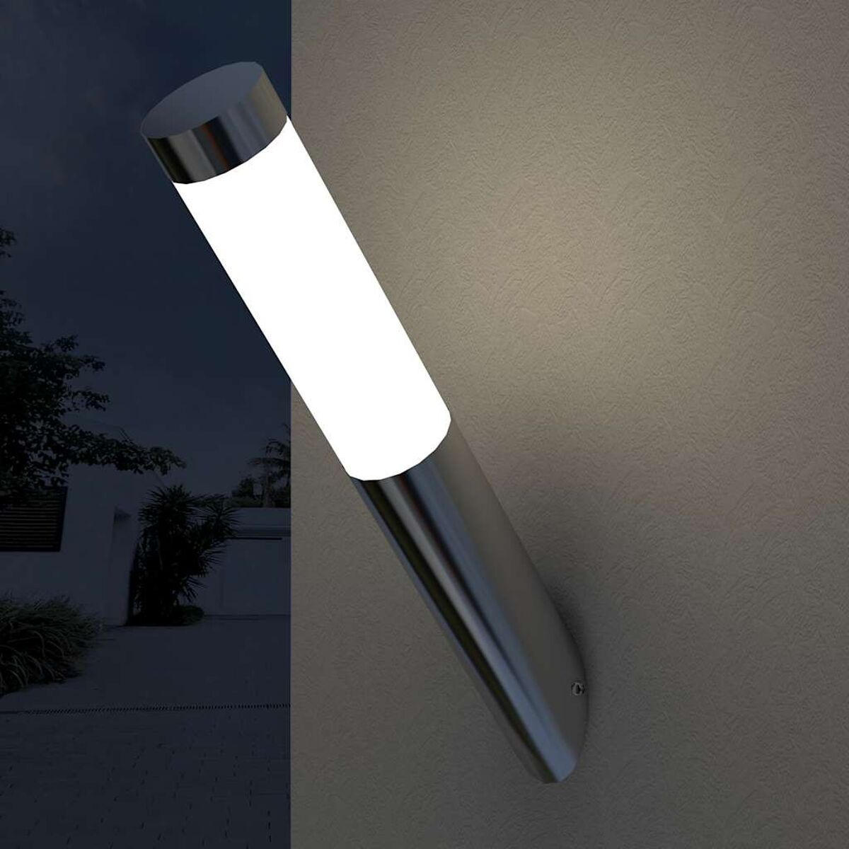 Eine moderne, silberne Leuchte an einer beigen Wand. Sie strahlt ein helles weißes Licht aus.