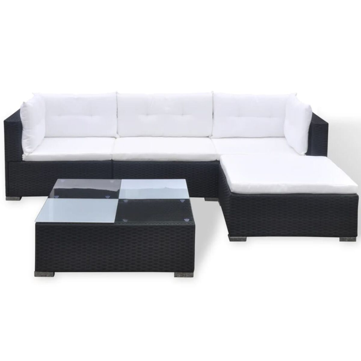 Schwarzes Ecksofa aus Korbgeflecht mit weißen Kissen und einem Couchtisch mit Glasplatte.