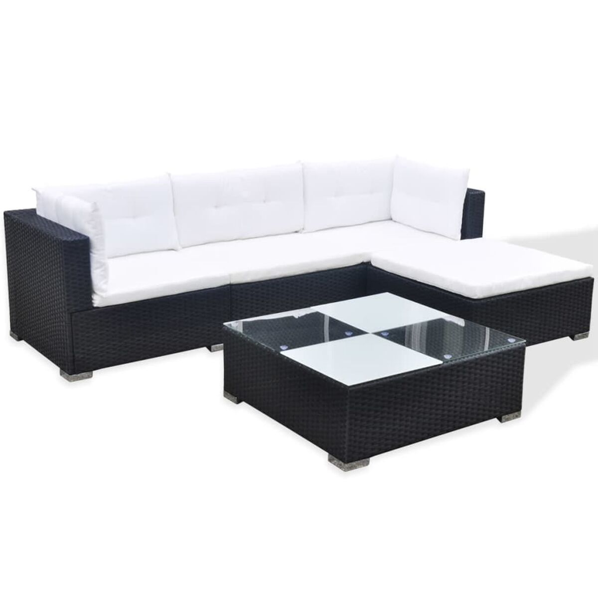 Ein schwarzes Rattan-Sofaset mit weißen Kissen und einem Couchtisch mit Glasplatte.