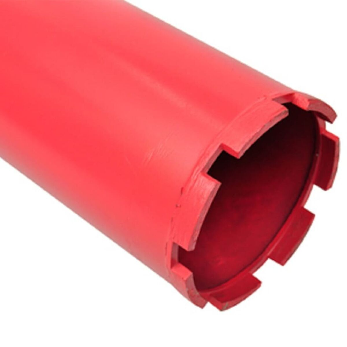 Roter Kernbohrer. Zylindrische Form, mit Zähnen am Ende. Weißer Hintergrund.
