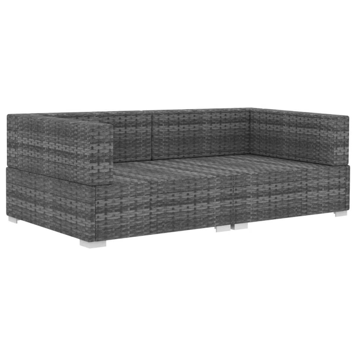Graues Korbmöbelsofa, drei Sitzkissen und weiße Füße. Der Hintergrund ist eine weiße Oberfläche.