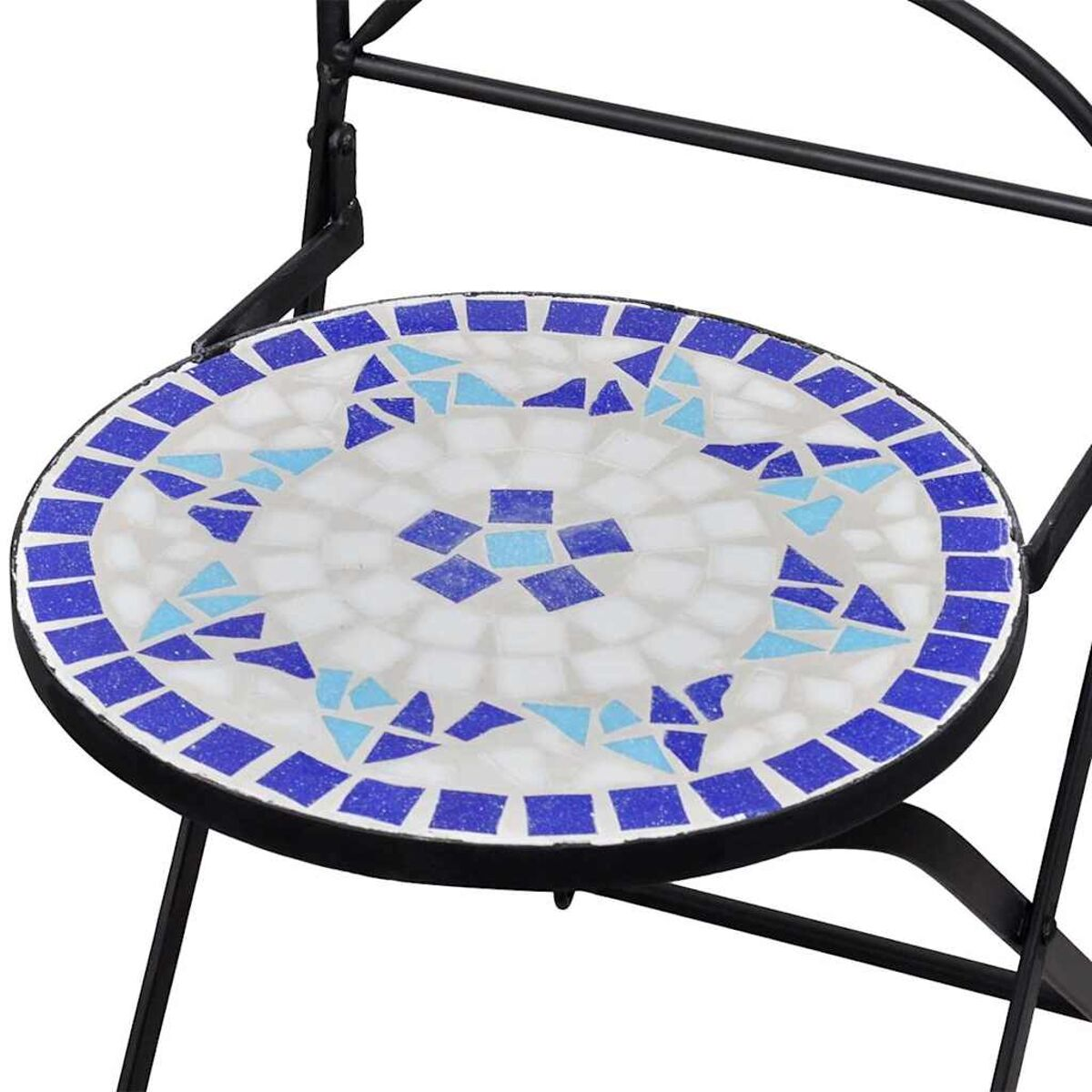 Ein Mosaikstuhl mit schwarzem Rahmen. Der Sitz ist rund und hat blaue, weiße und hellblaue Fliesen.