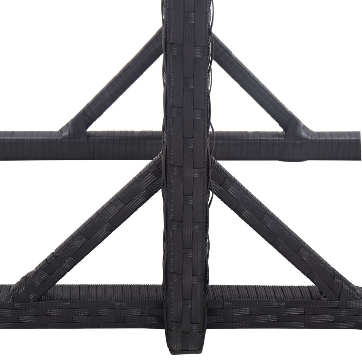 Nahaufnahme des schwarzen gewebten Sockels für Gartenmöbel. Diagonale Streben kreuzen eine Mittelsäule.