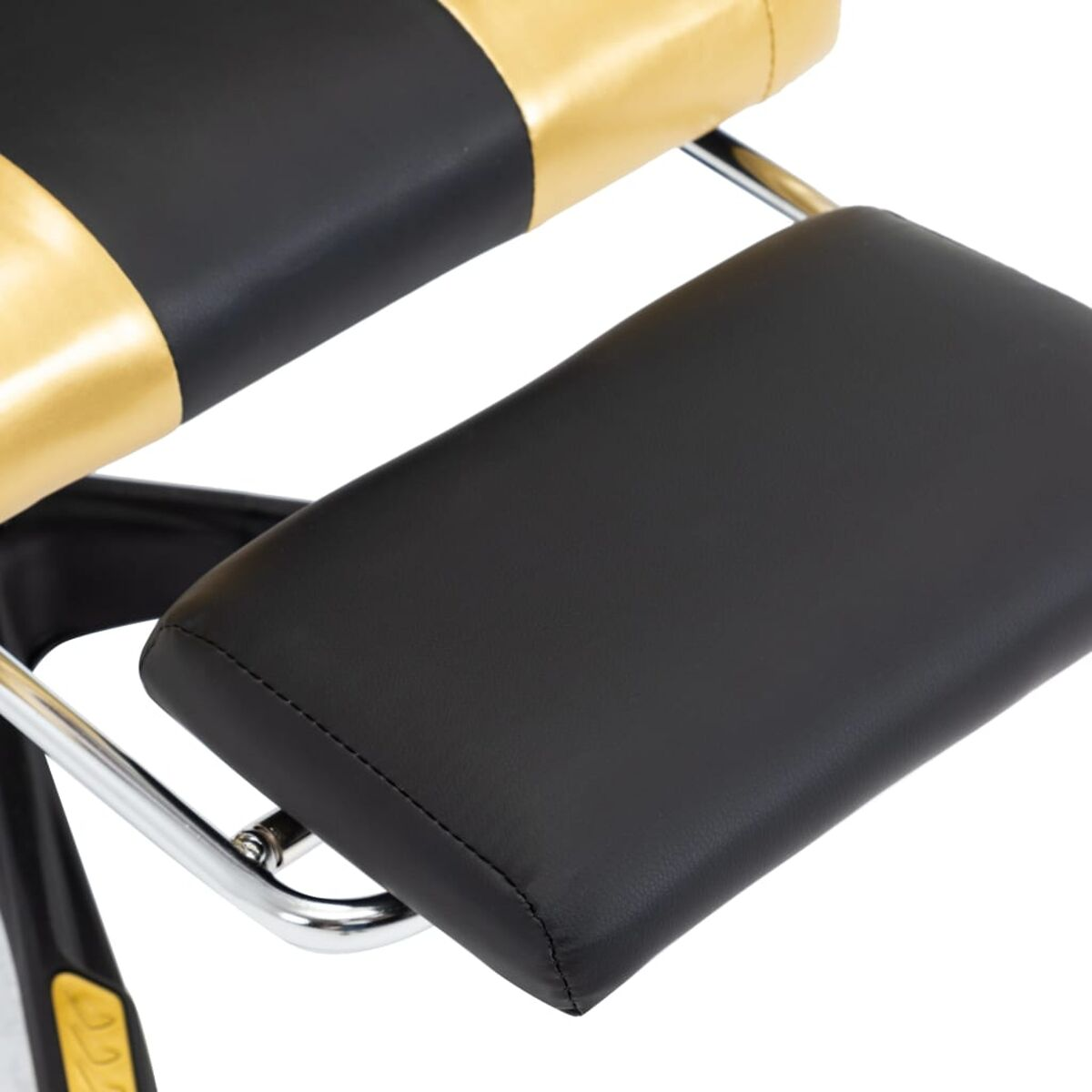 Schwarzer und goldener Friseurstuhl mit Fußstütze. Die Fußstütze ist schwarz.