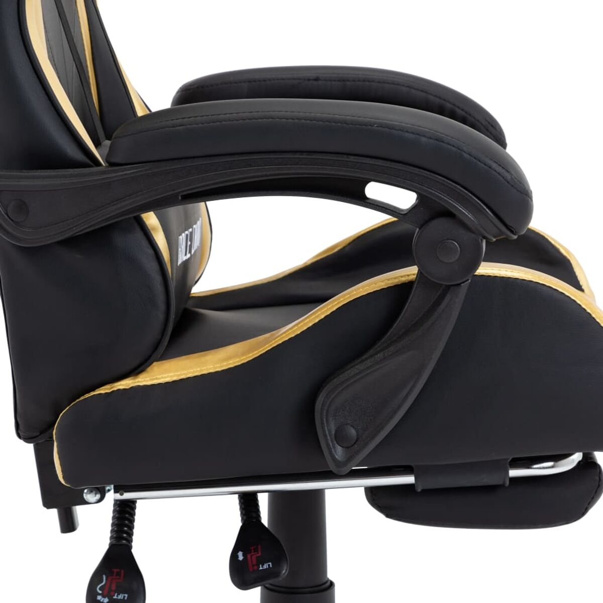Nahaufnahme eines schwarz-goldenen Gaming-Stuhls mit Armlehnen, Beinauflage und Bedienelementen.