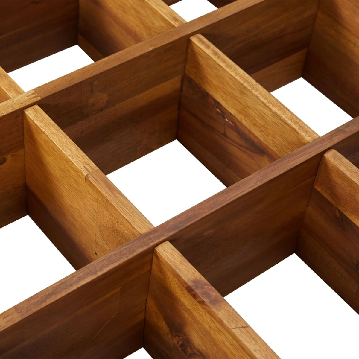 Regaleinheit aus Holz mit mehreren quadratischen Öffnungen, brauner Holzton, Nahaufnahme.