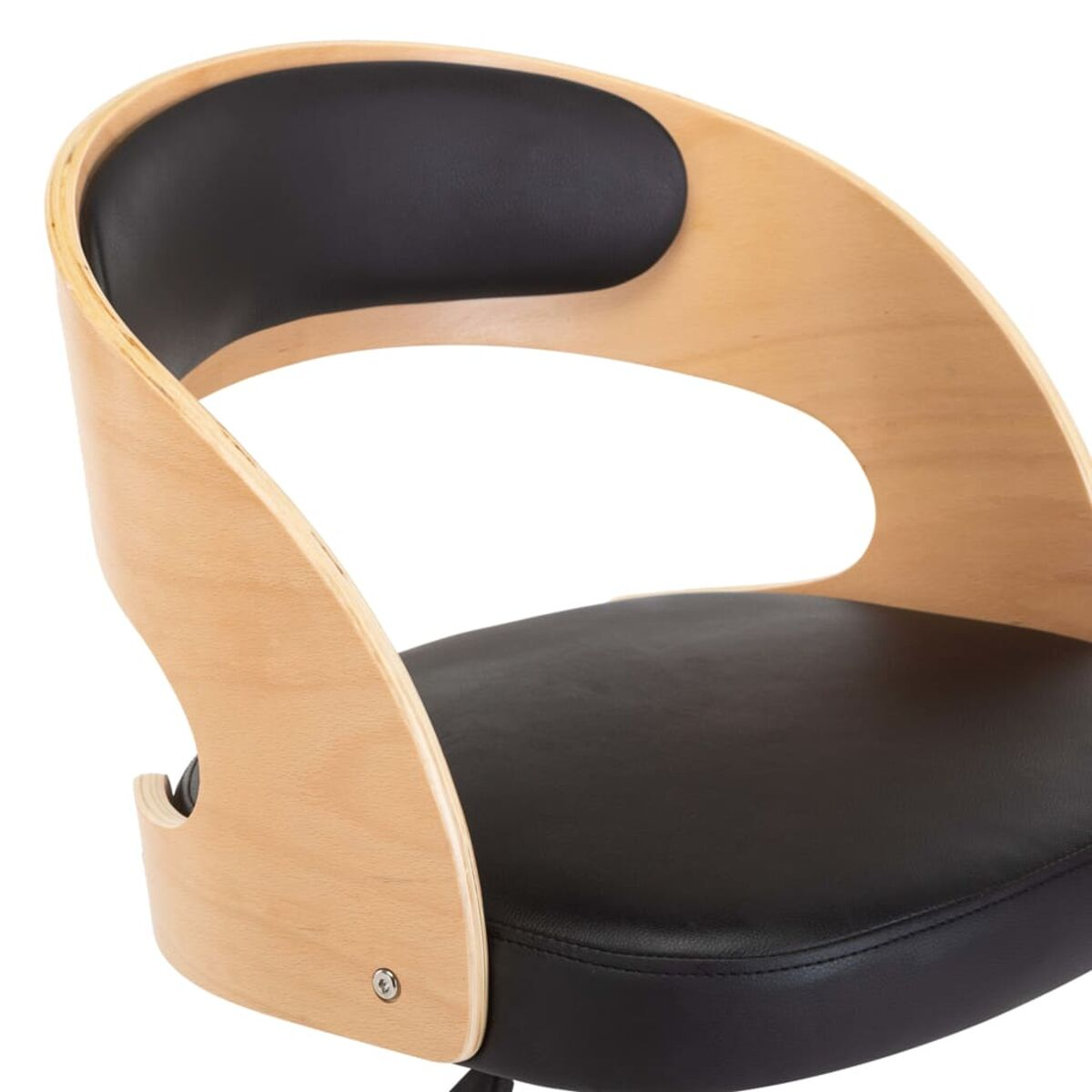 Nahaufnahme eines Stuhls. Der Sitz ist schwarz und die Lehne helles Holz. Der Stuhl hat ein gebogenes Design.