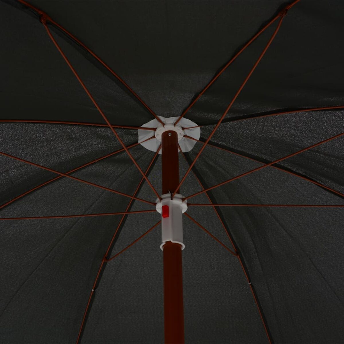 Ansicht von unter einem schwarzen Regenschirm. Braune Rippen und eine Mittelsäule stützen den Stoff. Weiße Details und ein roter Knopf.
