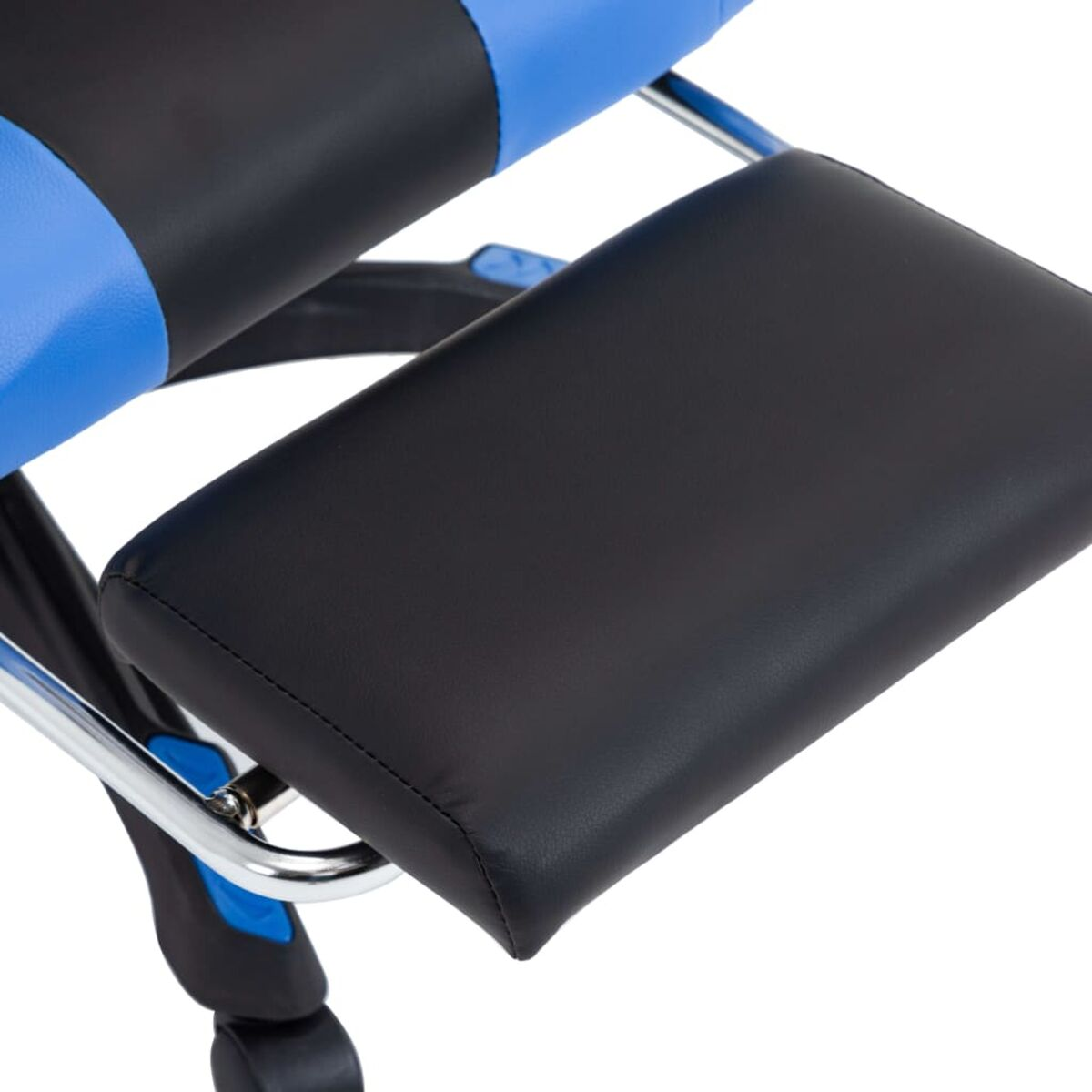 Nahaufnahme der Fußstütze eines schwarz-blauen Gaming-Stuhls. Die Fußstütze ist aus schwarzem Leder.