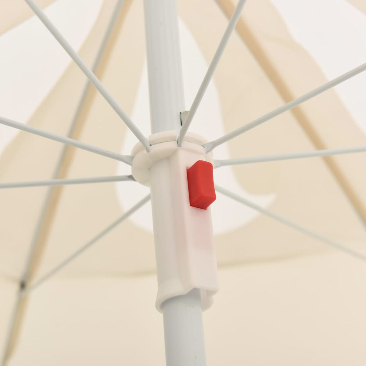 Weiß-beige gestreifter Regenschirm mit rotem Verriegelungsmechanismus, von unten gesehen.