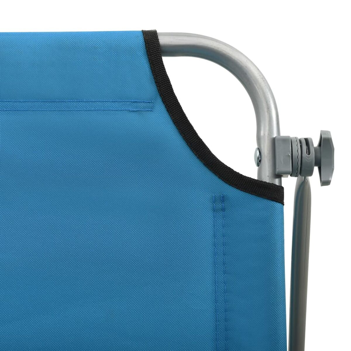 Nahaufnahme eines blauen Strandstuhls. Stoff, Metallrahmen und Verstellknopf sind zu sehen.