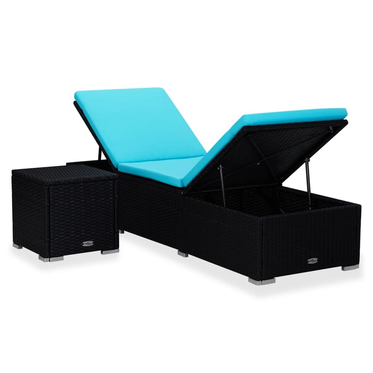 Schwarze Outdoor-Chaiselongue aus Korbgeflecht mit blauem Kissen. Beistelltisch befestigt. Weißer Hintergrund.