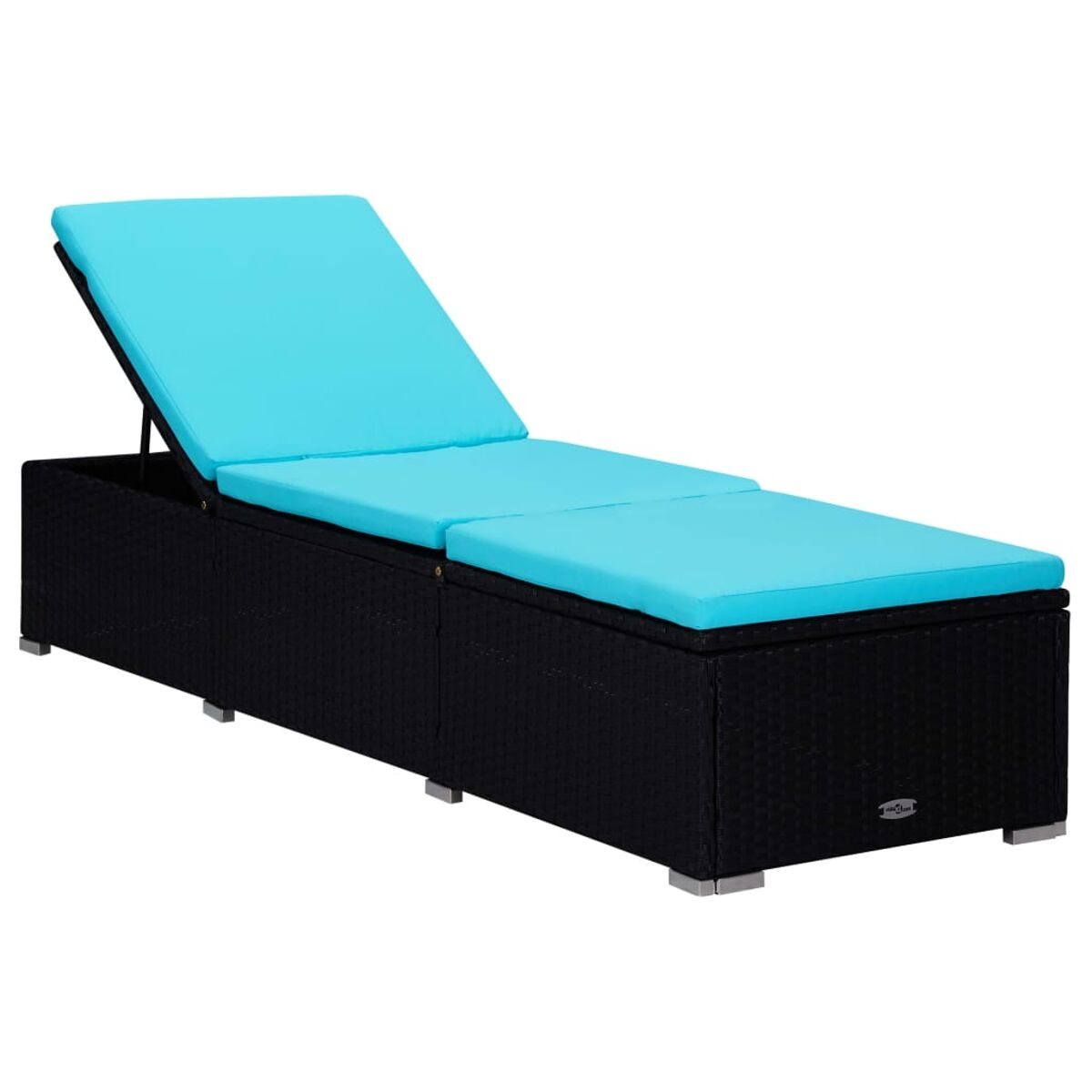 Schwarze Chaiselongue aus Korbgeflecht mit blauem Kissen. Weißer Hintergrund.