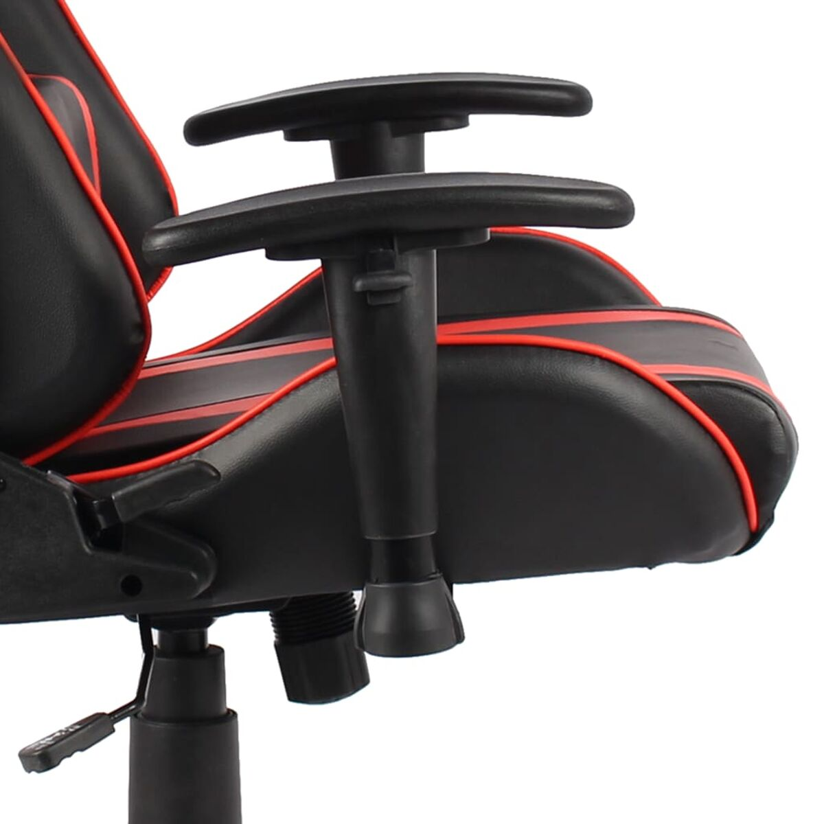 Primo piano del bracciolo nero di una sedia da gaming con finiture rosse.