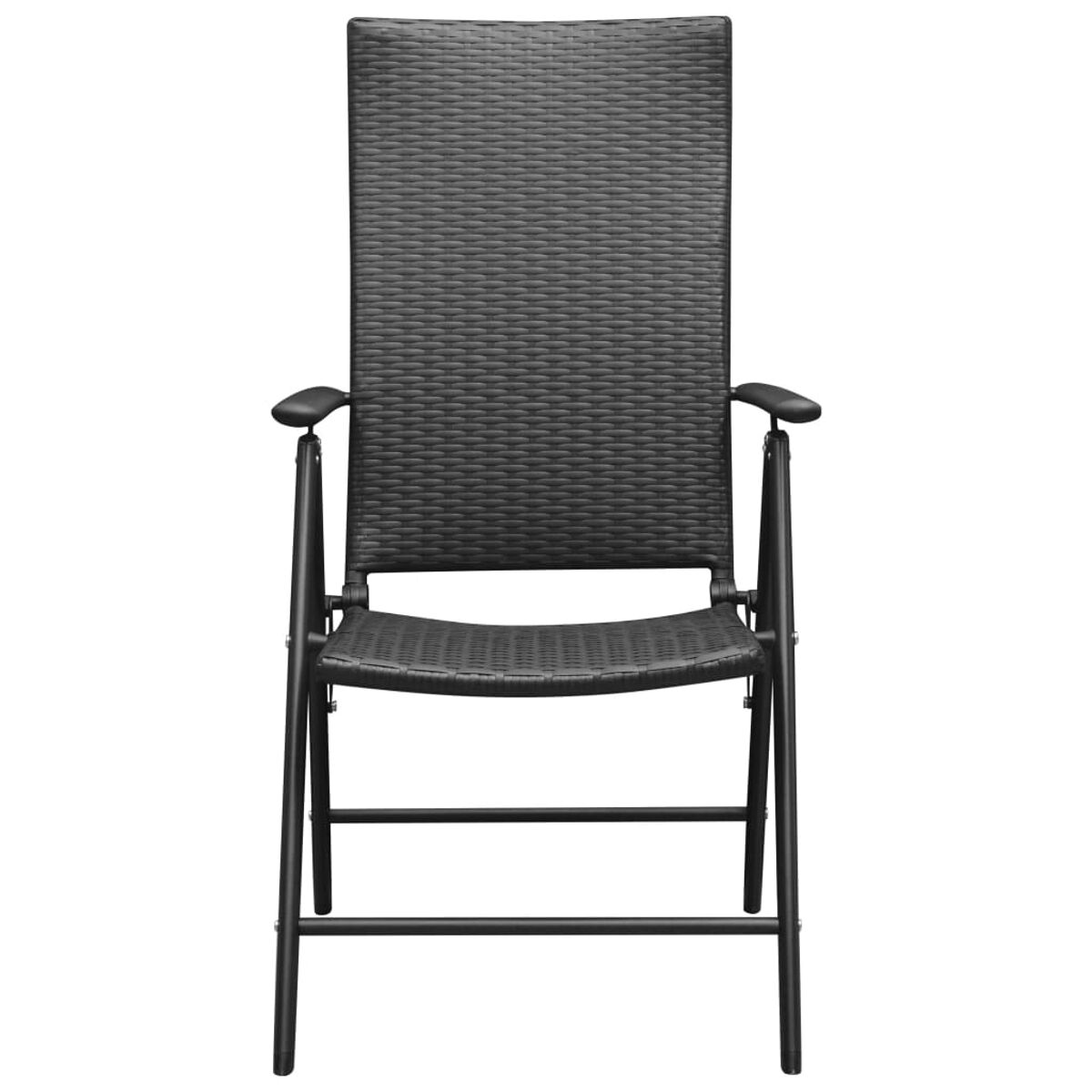 Schwarzer Rattan-Außenstuhl mit hohem Rücken und Armlehnen. Weißer Hintergrund.