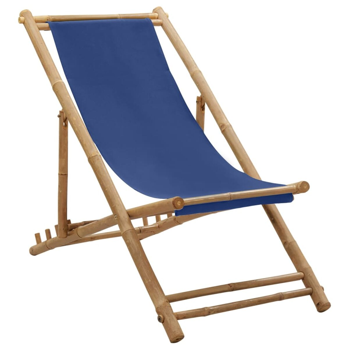 Bambus-Deckchair mit blauem Stoffsitz vor weißem Hintergrund.