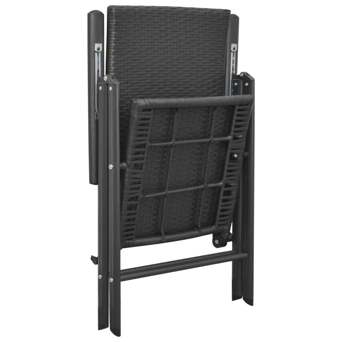 Zusammengeklappter schwarzer Outdoor-Stuhl. Sitz und Rückenlehne aus Korbgeflecht. Metallrahmen.