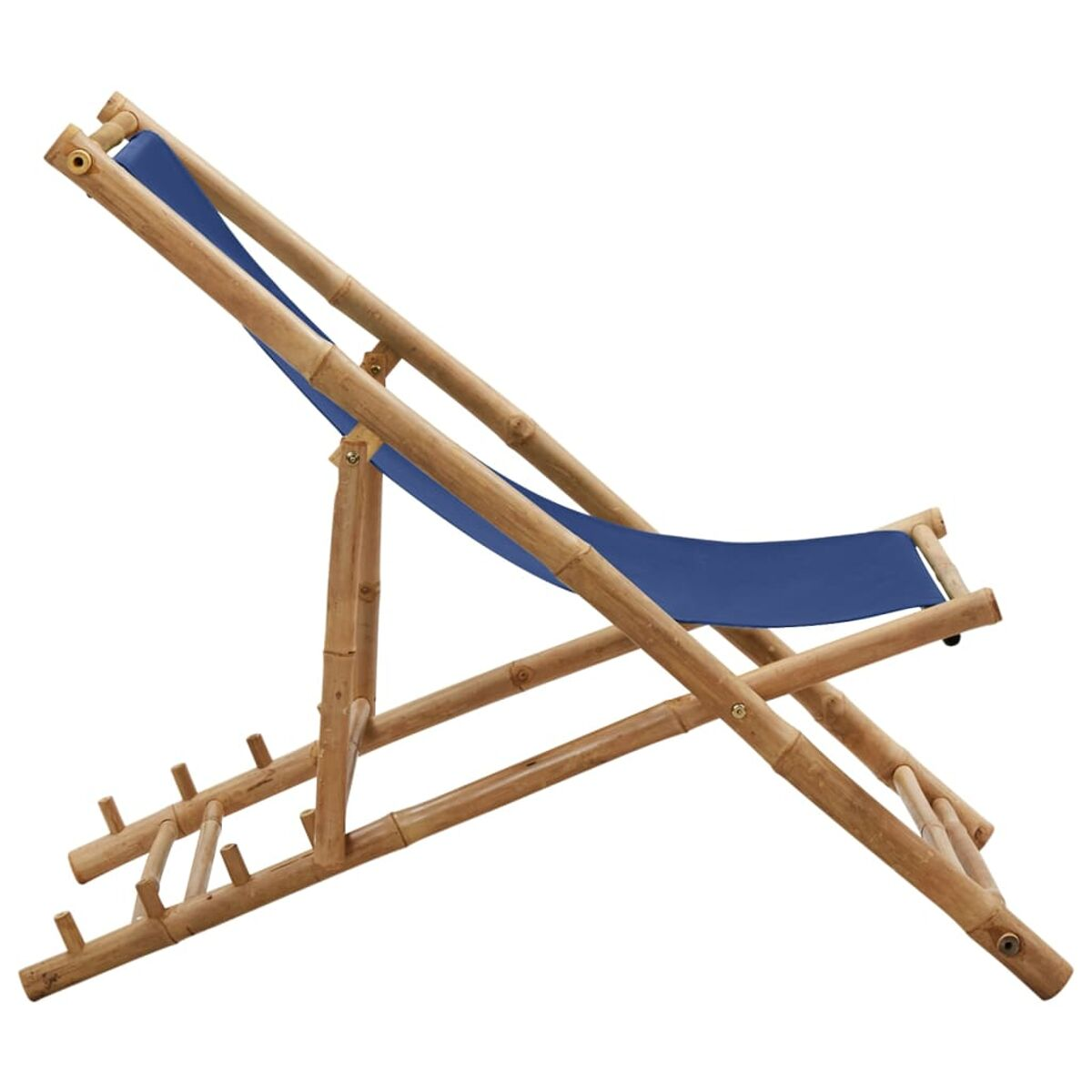 Ein Holzstrandstuhl mit blauem Stoffbezug, positioniert auf weißem Hintergrund.