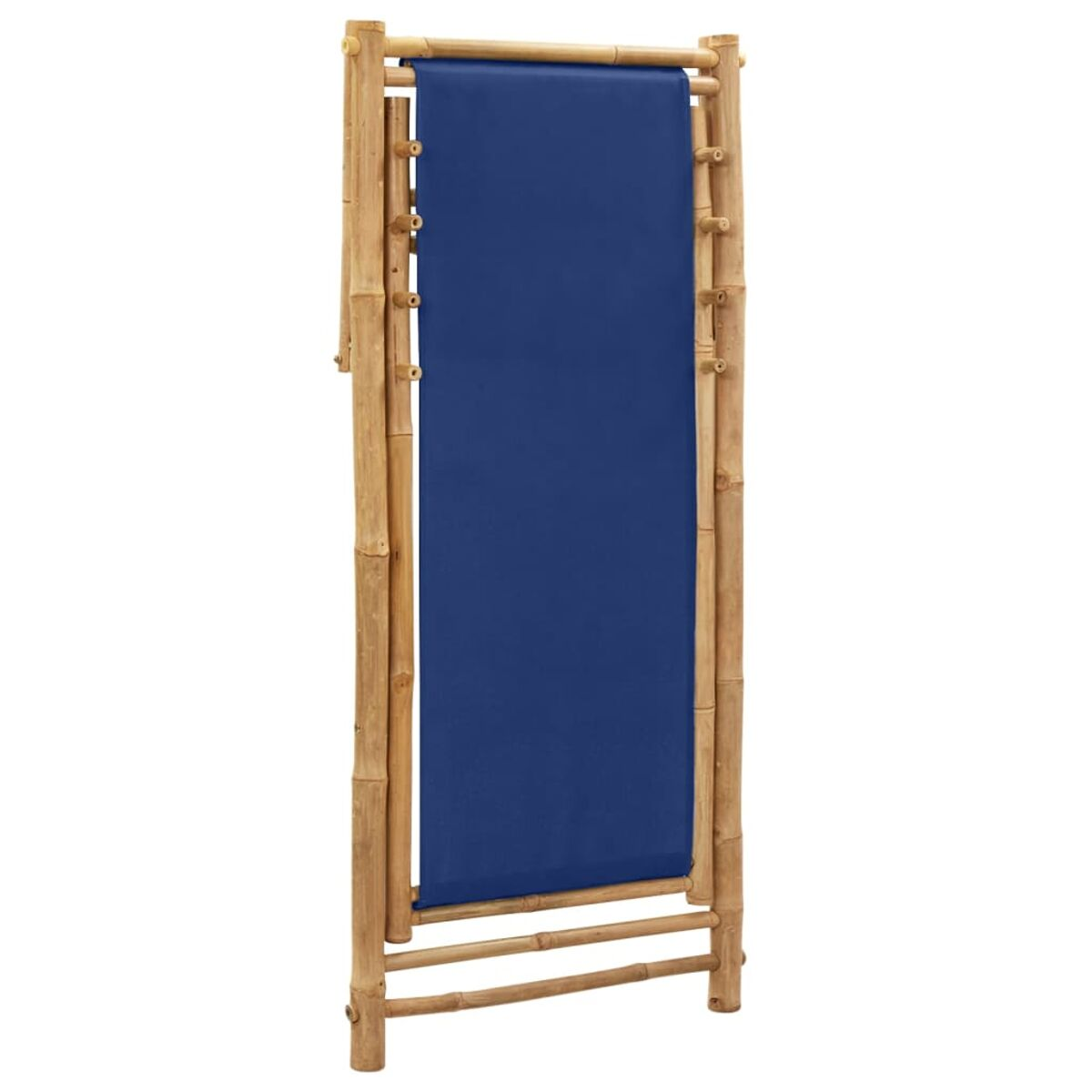 Eine Bambus-Sichtschutzwand mit einem dunkelblauen Stoffpaneel. Sie ist gefaltet.