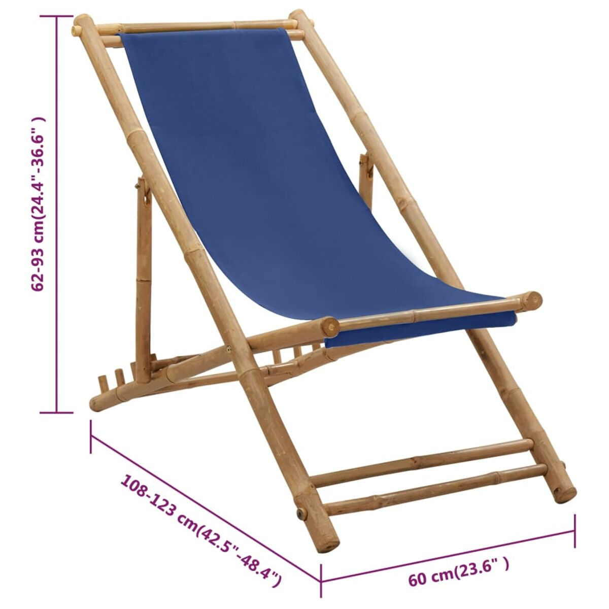 Ein blauer Segeltuchsitz auf einem Strandstuhl aus Bambusrahmen, mit Maßangaben.