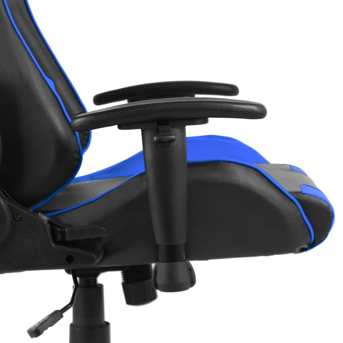 Nahaufnahme eines Gaming-Stuhls. Schwarz und blau mit Armlehnen, auf weißem Hintergrund.
