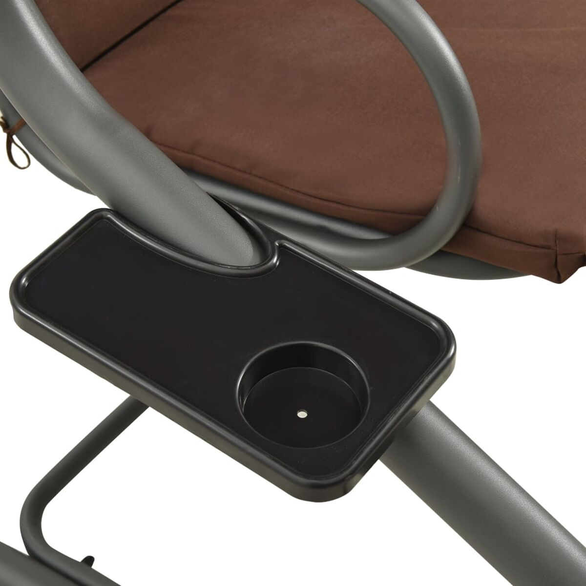 Nahaufnahme eines schwarzen Tabletts mit Getränkehalter an einem Schaukelarm mit braunem Kissen.