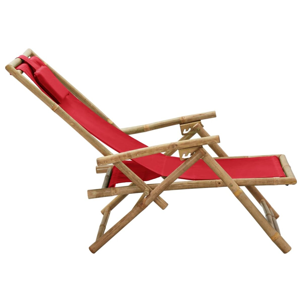 Roter Strandstuhl aus Segeltuch mit Holzrahmen, abgewinkelte Position.
