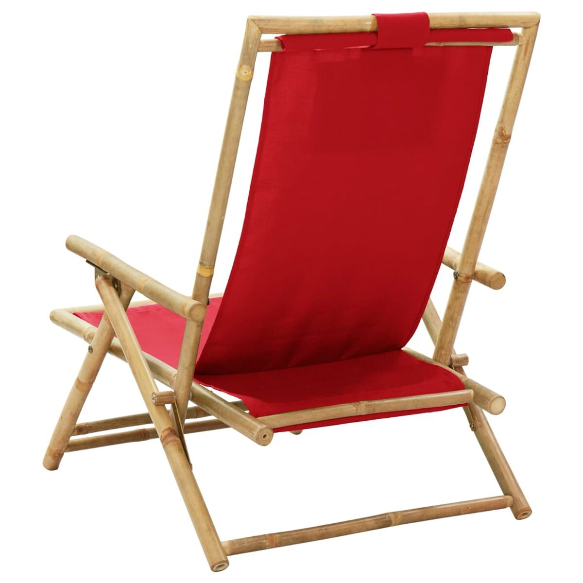 Ein roter Strandstuhl mit Bambusrahmen, von hinten gesehen, auf weißem Hintergrund.