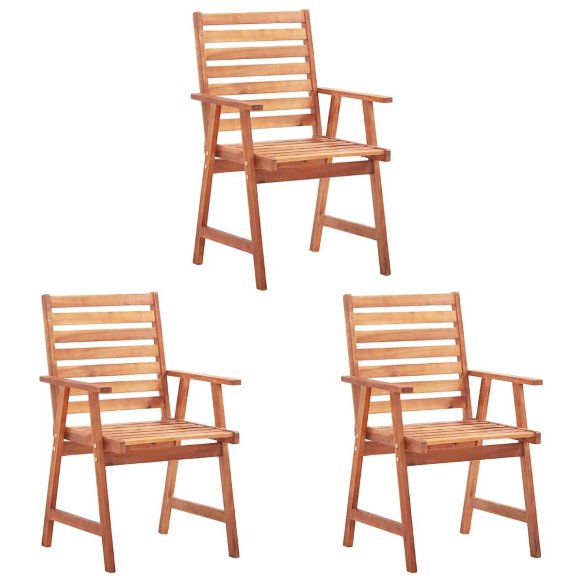 Drei Holz-Armstühle. Jeder Stuhl hat eine Lattenlehne und Armlehnen. Sie stehen auf weißem Hintergrund.