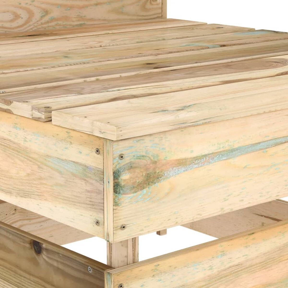 Nahaufnahme von Holzbrettern, die eine Boxstruktur mit sichtbaren Schrauben bilden.