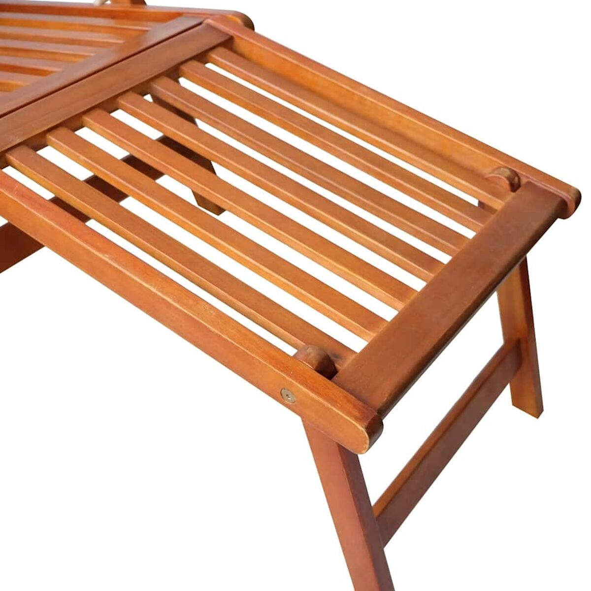Klappbank aus Holz, Nahaufnahme. Die Bank hat eine Lattenoberfläche und besteht aus Holz.