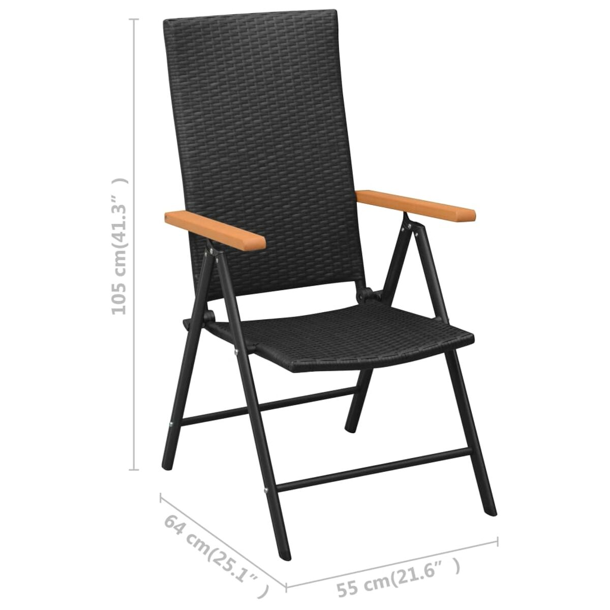 Schwarzer Rattan-Klappstuhl mit Holzarmlehnen. Abmessungen sind angegeben. Weißer Hintergrund.