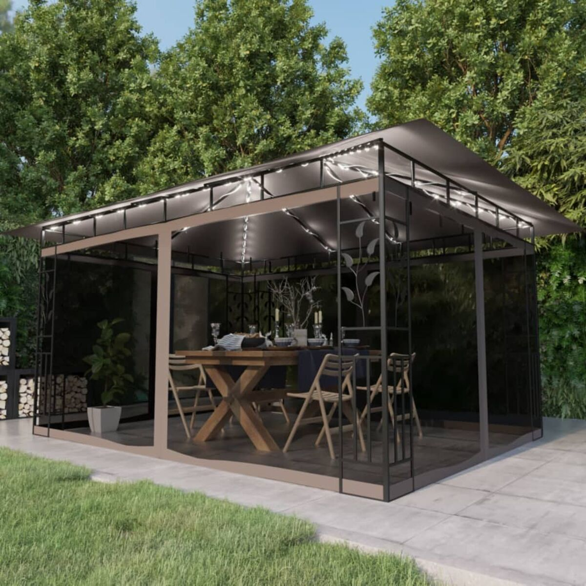 Ein Pavillon mit Tisch und Stühlen, gedeckt für eine Mahlzeit. Er hat eine Lichterkette.