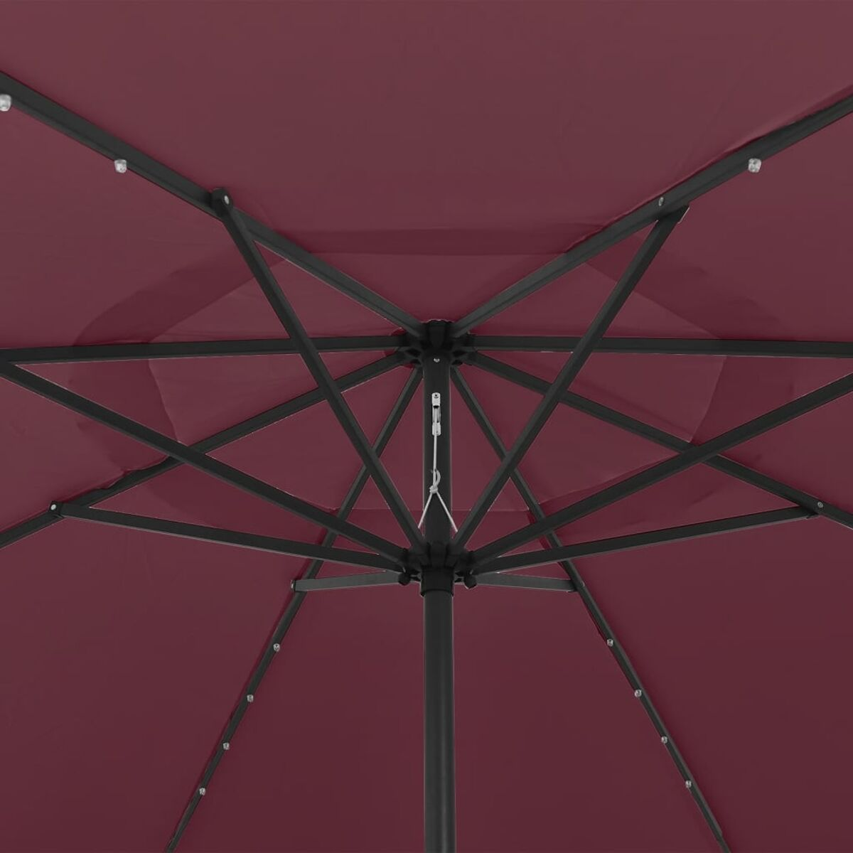 Ansicht von unten eines weinroten Sonnenschirms. Schwarzer Rahmen, mehrere Rippen, zentraler Mast. Weißer Hintergrund.