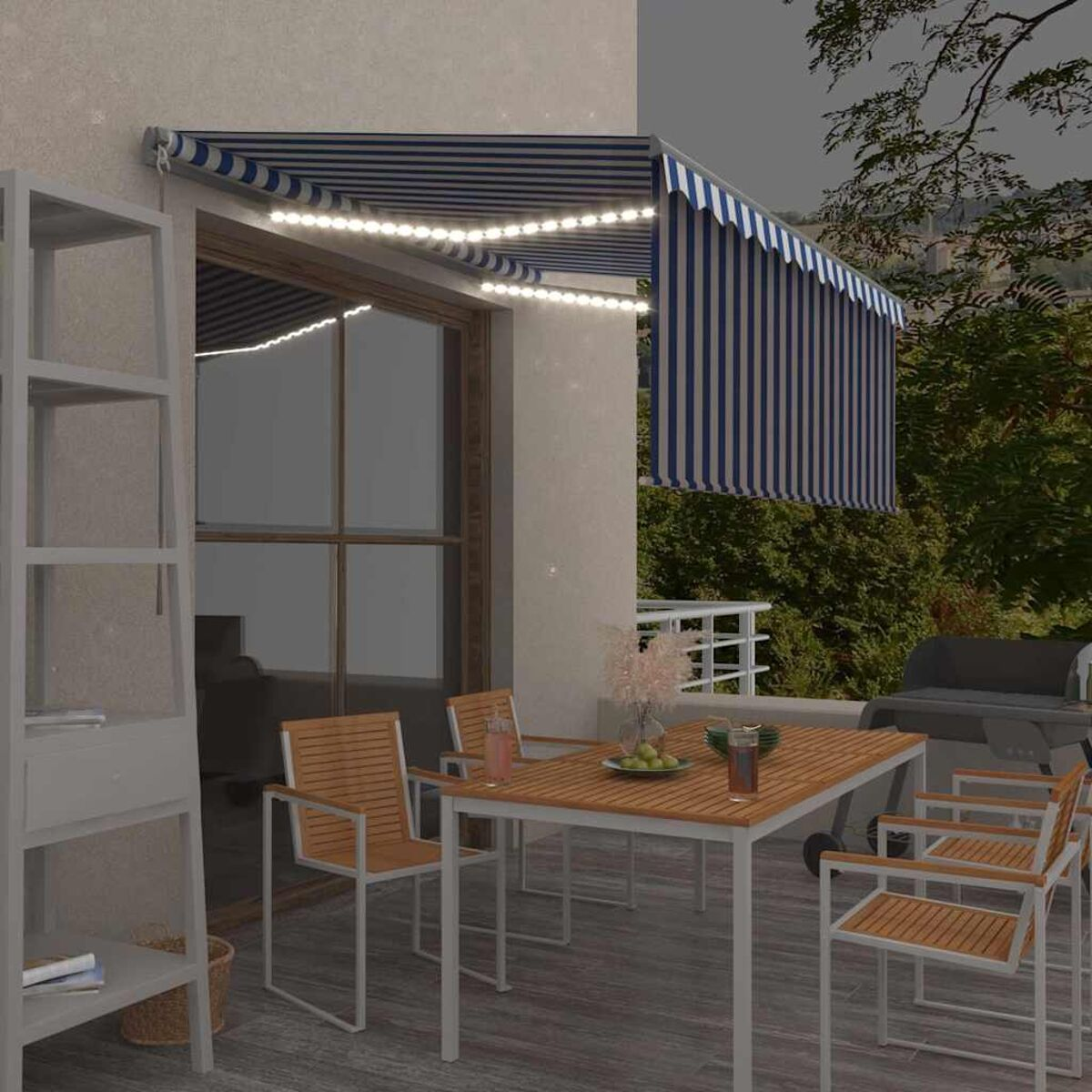 Außenszene mit Terrassenmöbeln unter einer blau gestreiften Markise mit Lichtern. Tisch, Stühle.