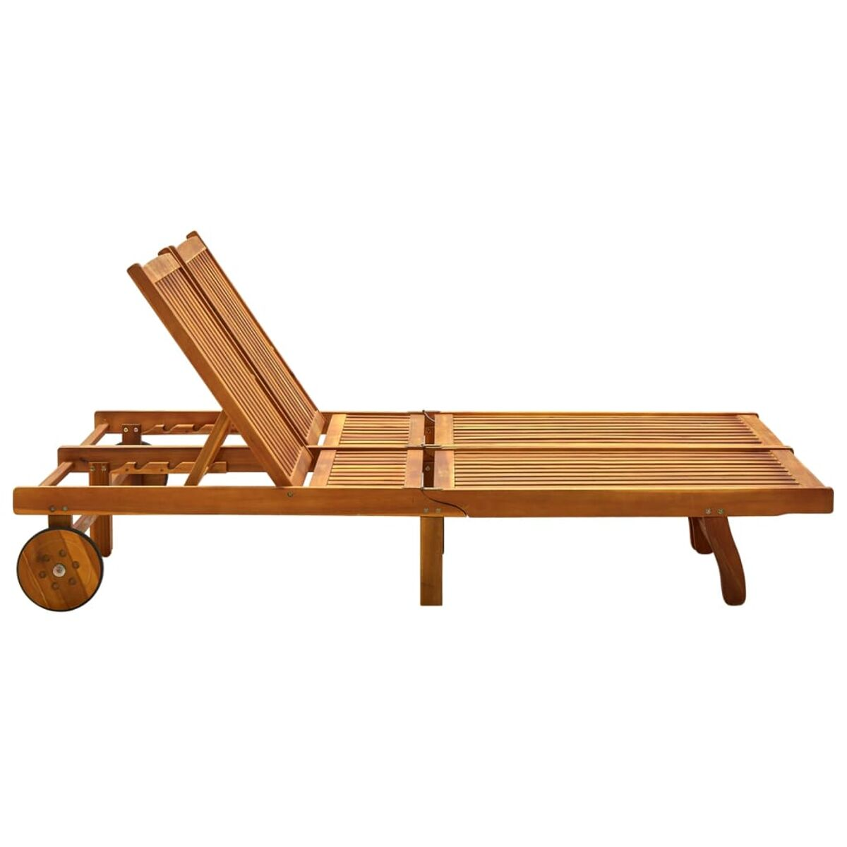 Braune Holzliege mit Rädern. Die Rückenlehne ist verstellbar. Weißer Hintergrund.