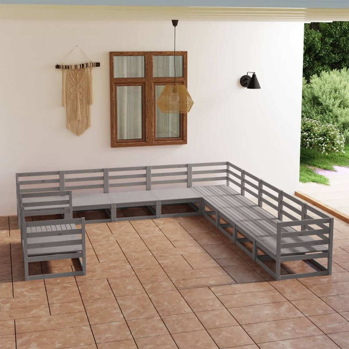 Outdoor-Sitzgruppe in Grau mit Holzrahmen, auf Fliesenboden, nahe einer weißen Wand.