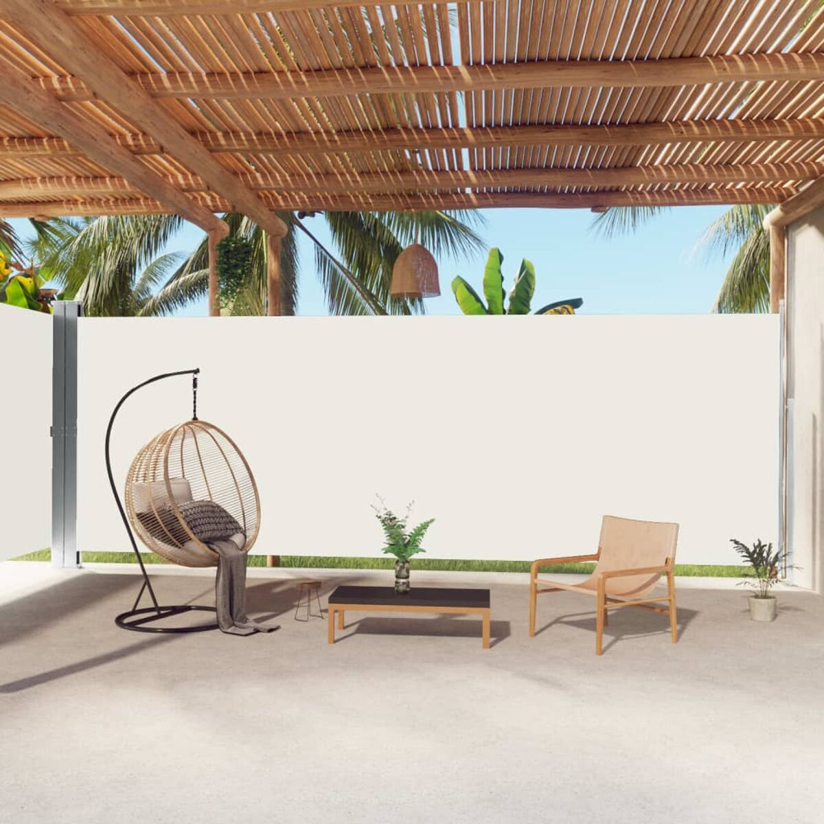 Szene im Freien mit Hänge- und Stuhl, Couchtisch und Pflanzen. Eine Holzpergola spendet Schatten.