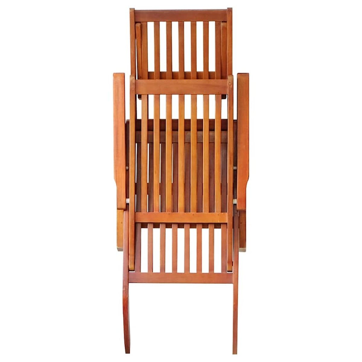 Ein zusammengeklappter Holz-Strandstuhl. Der Stuhl ist braun, mit Holzlatten, von oben gesehen.