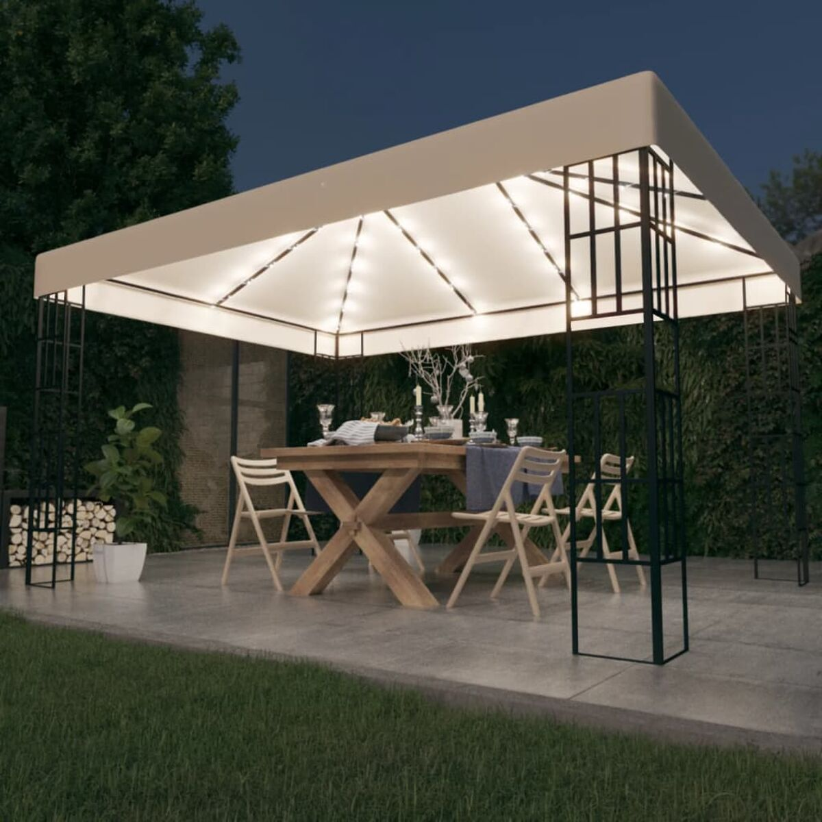 Essbereich im Freien mit beleuchtetem Pavillon, Tisch, Stühlen und Dekorationen. Abendszene mit grünem Hintergrund.