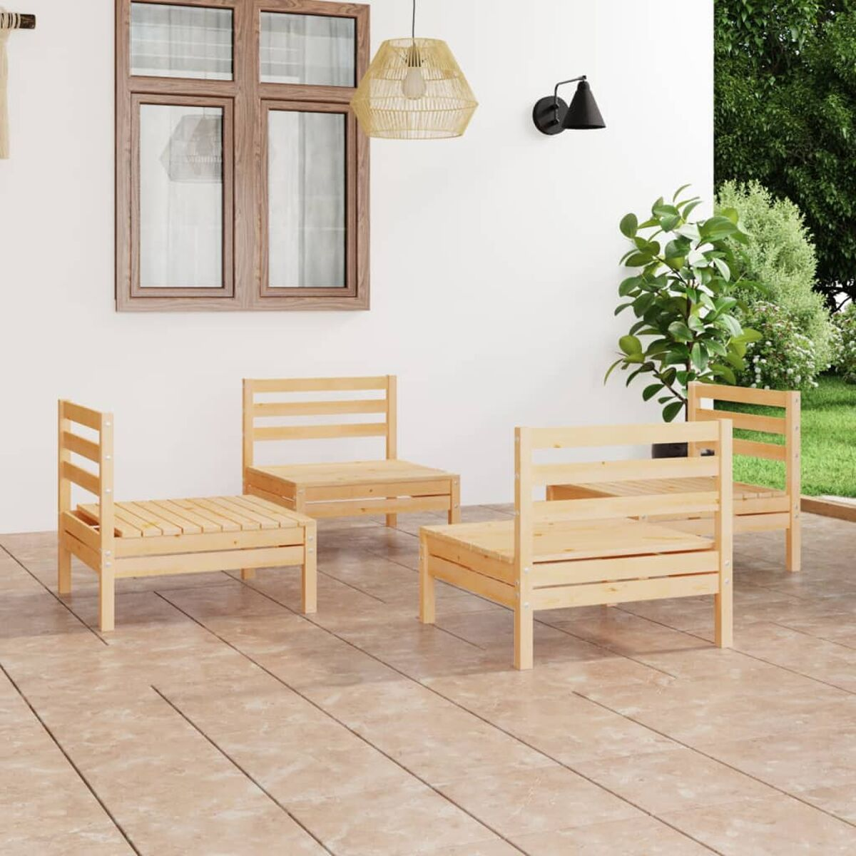 Terrasse mit Holzstühlen. Es gibt vier Stühle, ein Fenster und eine Hängelampe.