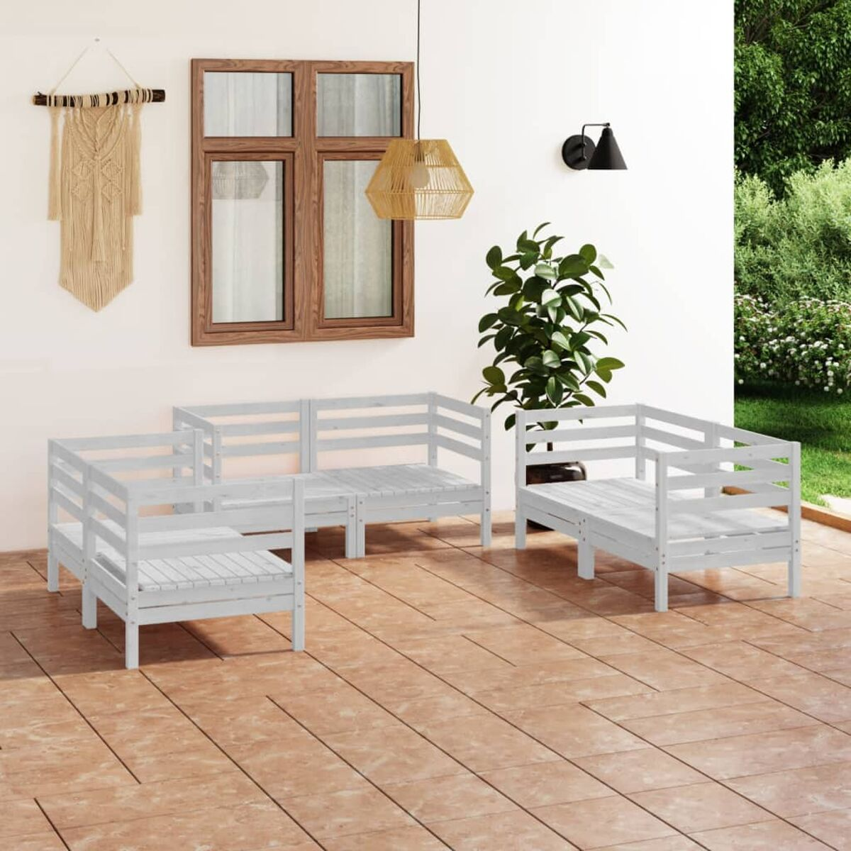 Outdoor-Terrassenmöbel-Set mit weiß lackierten Holzsitzen und neutralem Hintergrund.