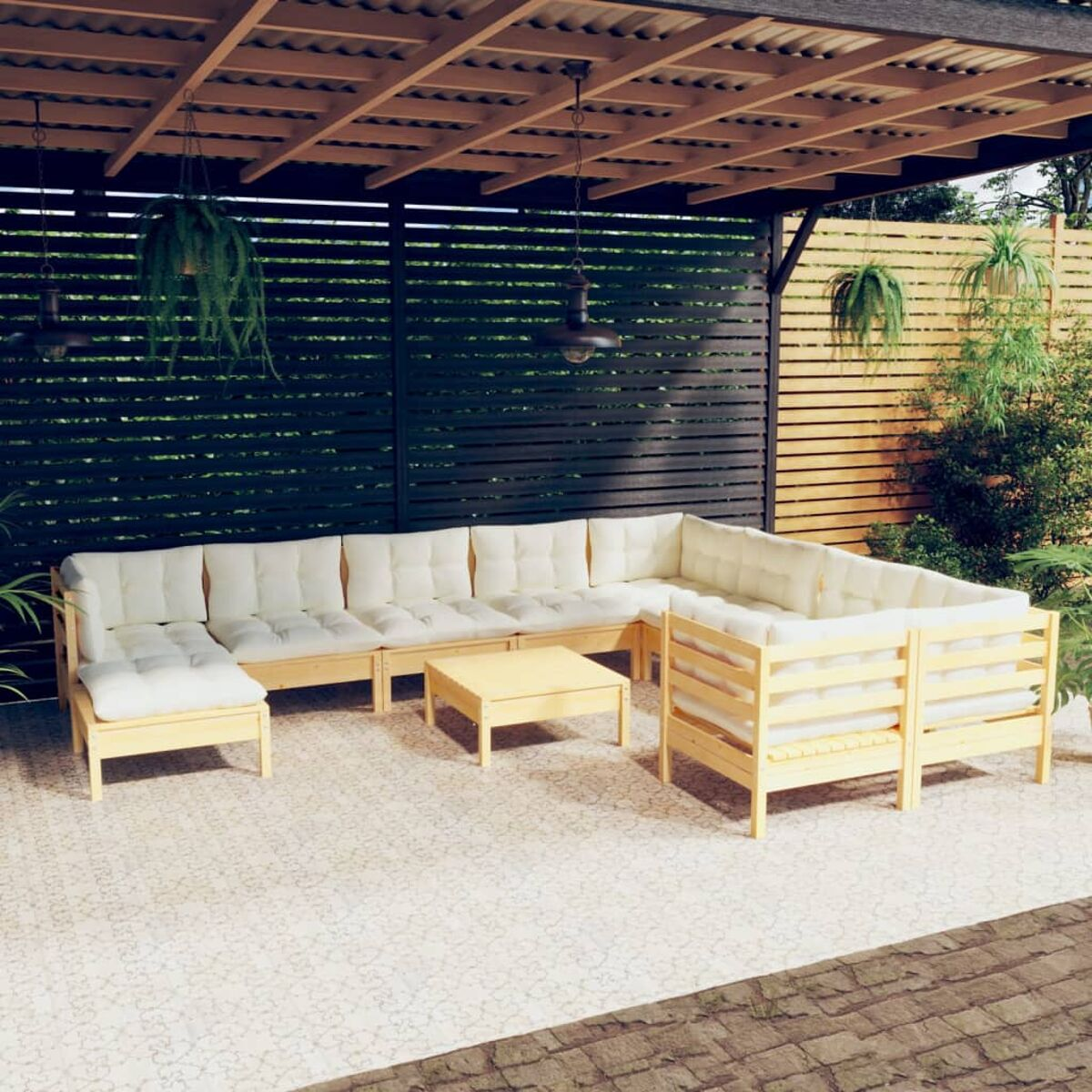Outdoor-Ecksofa mit hellem Holzrahmen und weißen Kissen. Es steht auf gefliestem Untergrund unter einer Pergola.