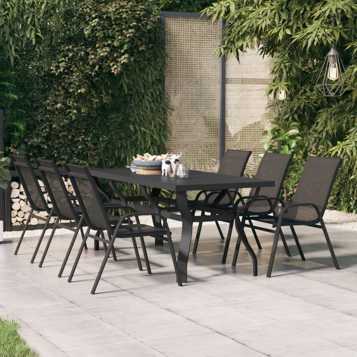 Essgruppe im Freien mit schwarzem Tisch und Stühlen. Tisch für eine Mahlzeit gedeckt.
