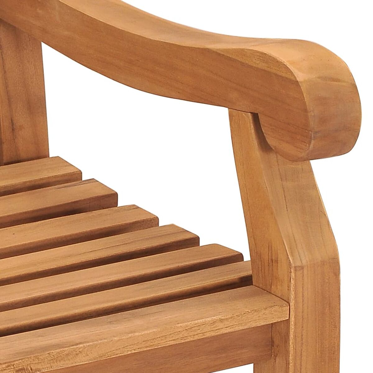 Nahaufnahme einer Holzarmlehne. Das Holz hat eine natürliche Maserung.