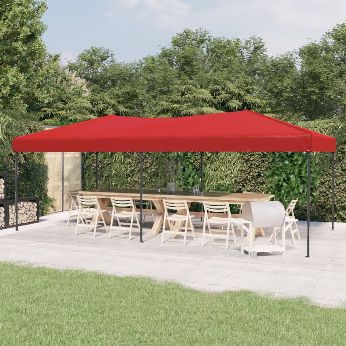 Rotes Vordach über Tisch mit Stühlen, Grill und Brennholz.